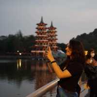 ศาลาคู่เสือมังกร ริมทะเลสาบดอกบัวในเกาสง