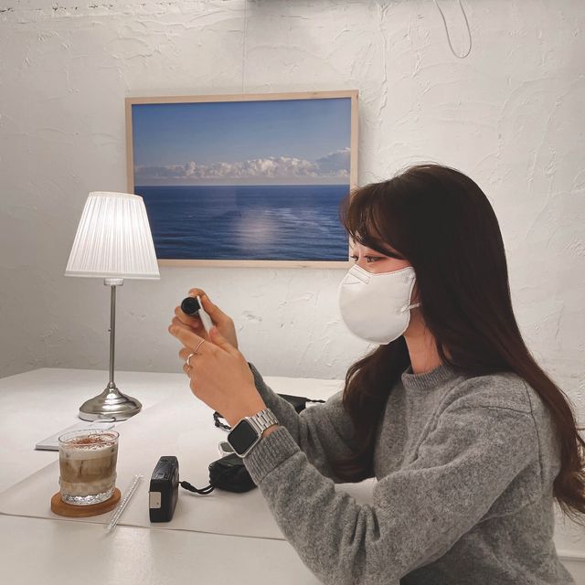 흑백필름 인화 원데이클래스를 하는 카페 f1.8