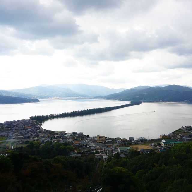 海がそばにあるカフェ