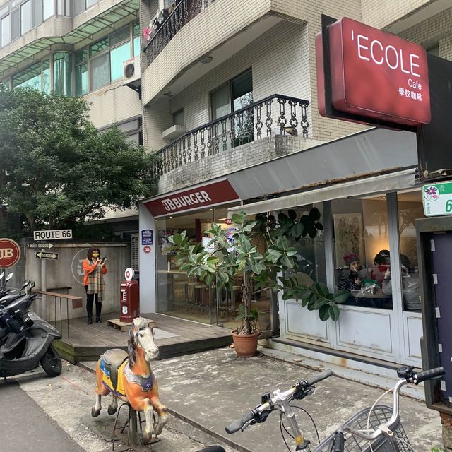 青田街平價咖啡廳，提拉米蘇激推 - Ecole cafe
