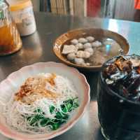 ตำนานก๋วยเตี๋ยวน่าลอง ย่านเมืองเก่าสงขลา🍲✨