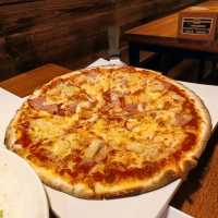 再次來到熟悉的pizza rock 這次點不一樣的披薩~夏威夷
