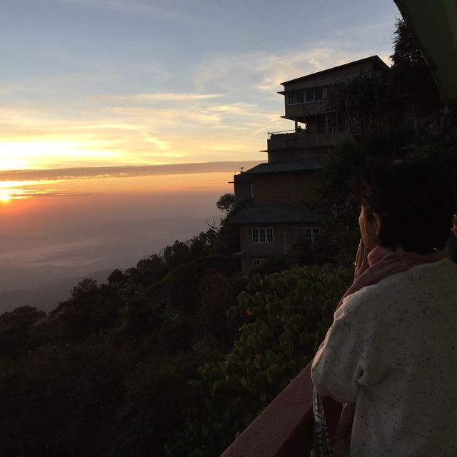 ไหว้พระธาตุชมอาทิตย์สวยงามที่อินแขวน