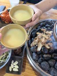 맥반석 위에 굽는 신박한 닭갈비를 먹을 수 있는 춘천 참나무숯불닭갈비