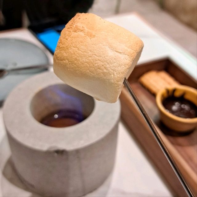露營主題餐廳，燒朱古力棉花糖