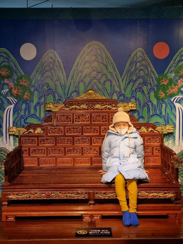 광화문 거대토끼 밑에 전시공간이 있다!