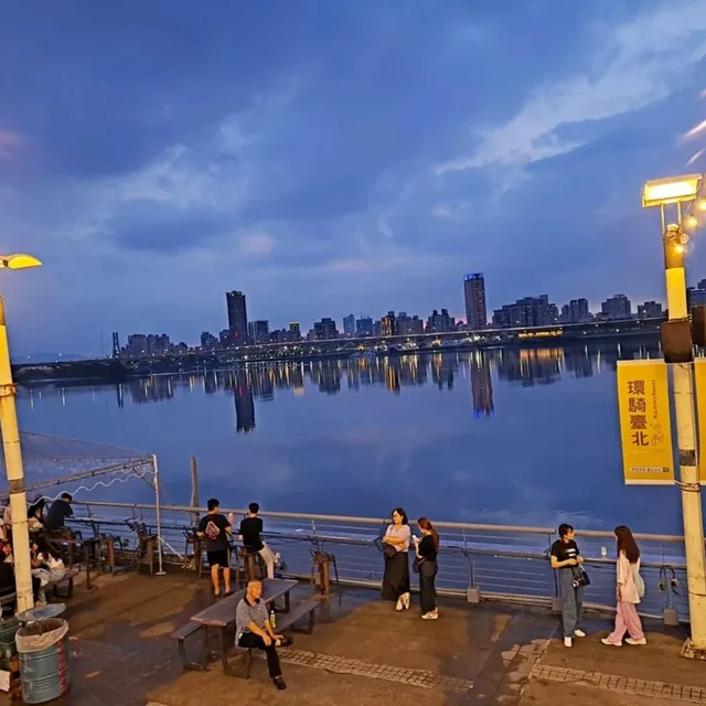 大稻埕貨櫃碼頭市集🛢享受晚霞與越夜越美麗的台北