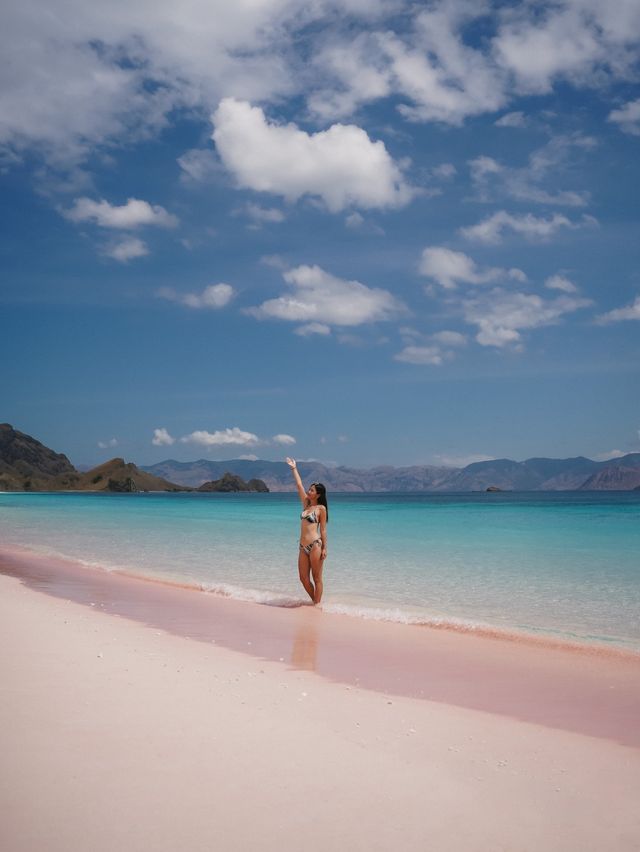 Labuan Bajo | the dreamy pink beach is real😍