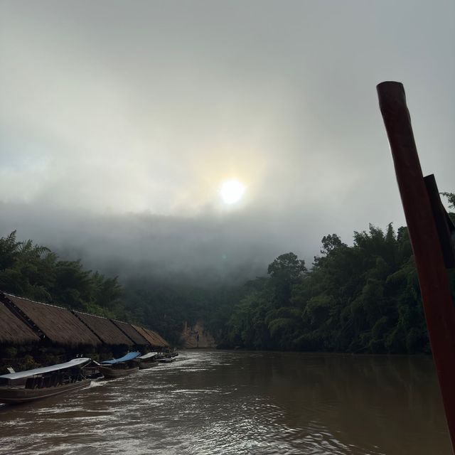 理想的度假勝地，桂河叢林度假村，以其獨特的特點引人注目。