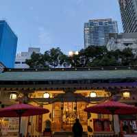 曽根崎横丁の露天神社…通称お初天神は、夜のライトアップが綺麗な神社
