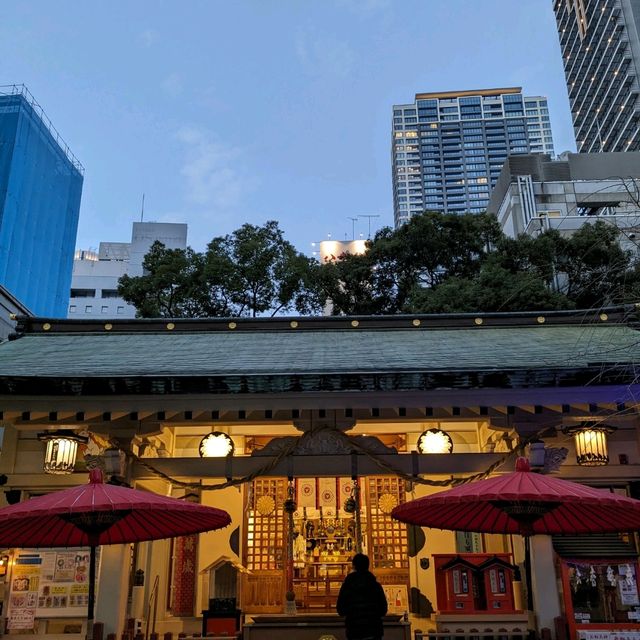 曽根崎横丁の露天神社…通称お初天神は、夜のライトアップが綺麗な神社