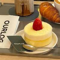 Ourlog Coffee：美味可頌、芝士蛋糕和濃鬱咖啡，讓你找到一絲安寧