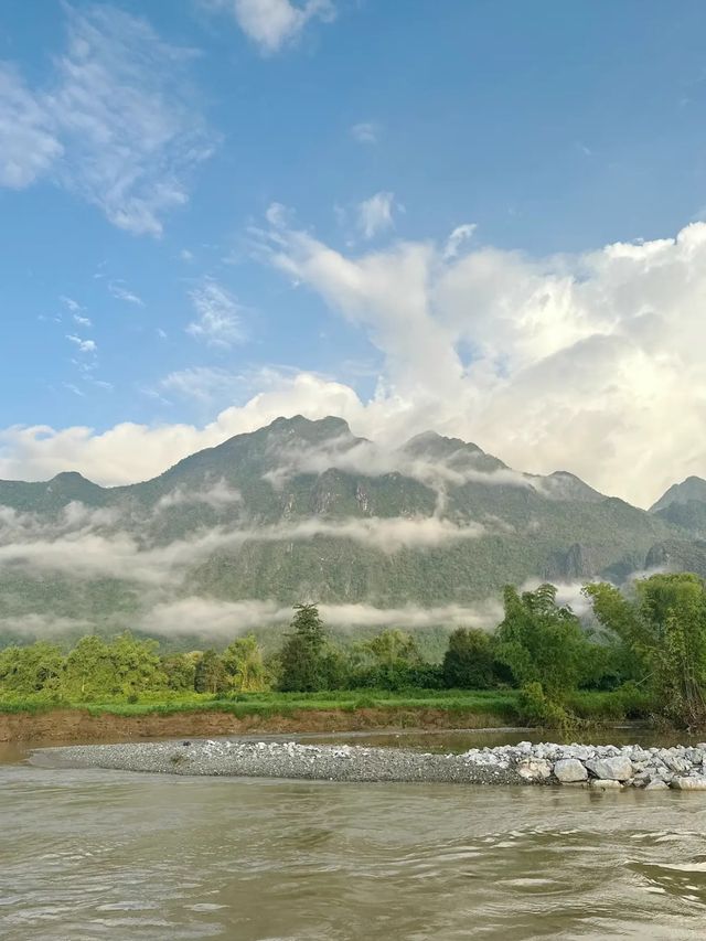 🇱🇦ที่พักวังเวียง ลาว แฟมิลี่แลนด์ภูเขาริมแม่น้ำ