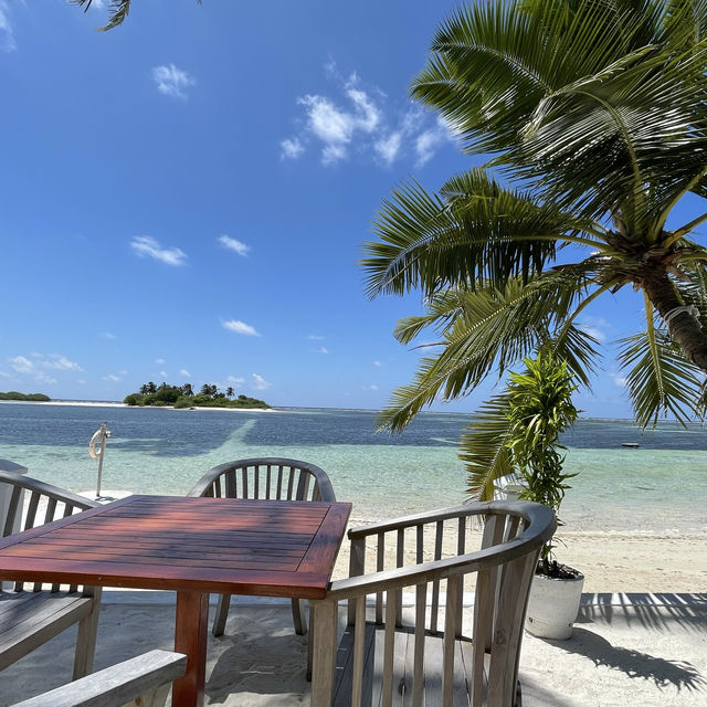 Scenic restaurant in tropical paradise 