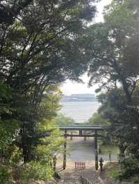 【福岡神社】城跡に隣接すふ参道から海の見える神社