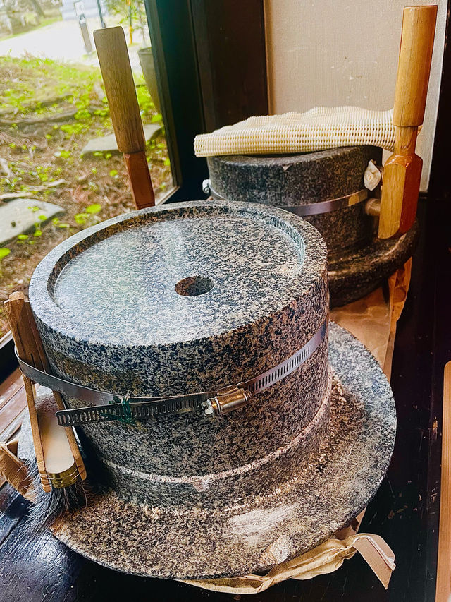 【長野県/ 戸隠の三本杉(三本目)を眺めながら食べる戸隠そば】