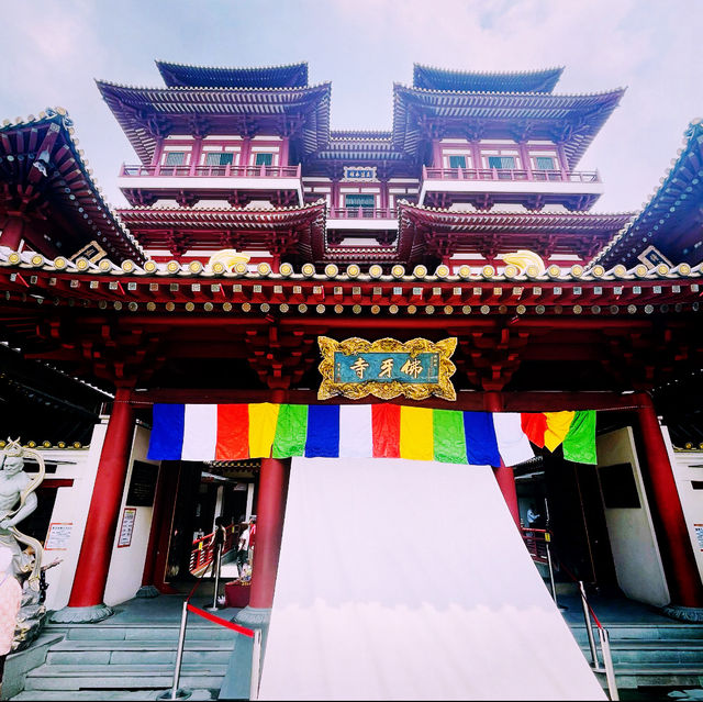【シンガポール🇸🇬/壁一面に仏像が並ぶ煌びやかな”仏牙寺龍華院博物館”】