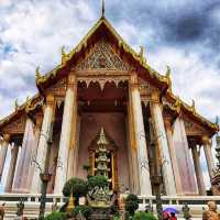 สักการะพระศรีศากยมุนี ที่วัดสุทัศนเทพวราราม 