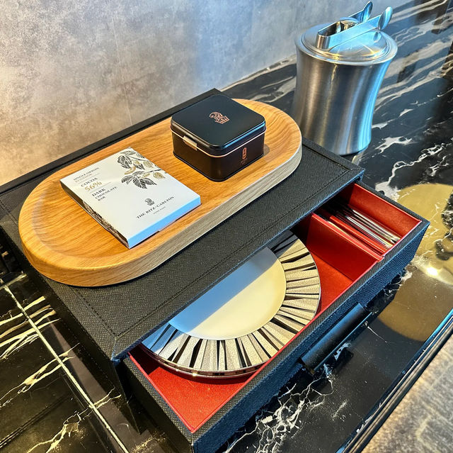 「香港」眺望維港天際線的麗思卡爾頓酒店