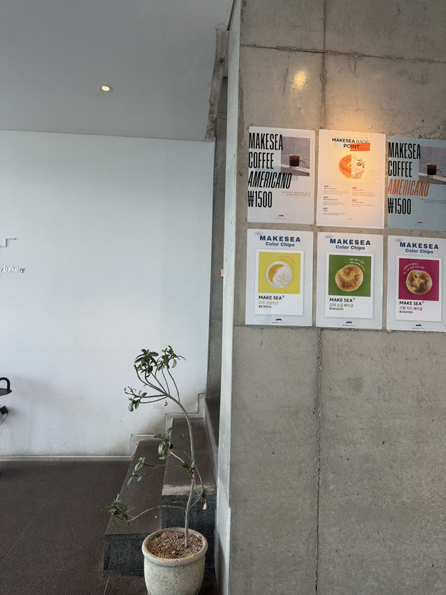 편안한 분위기와 세련된 인테리어 오션뷰 카페 