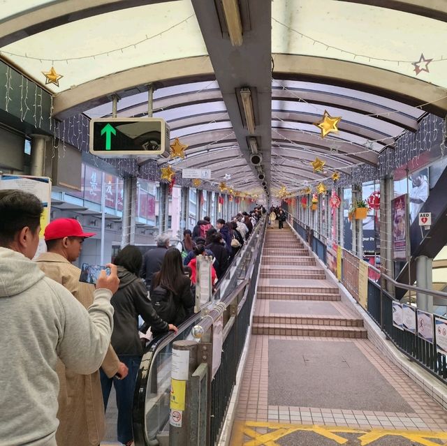 홍콩... 찐 레트로... 걷기만 해도 80년대 영화 주인공이 되는 곳.