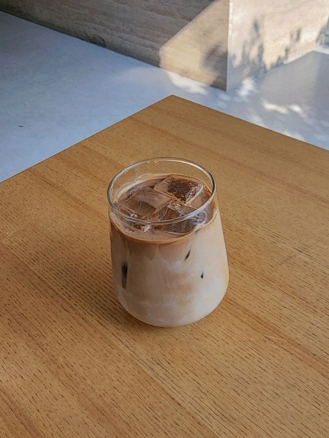 맑은 하늘 아래 배롱나무를 즐길 수 있는 연희동 < ANNIV >
