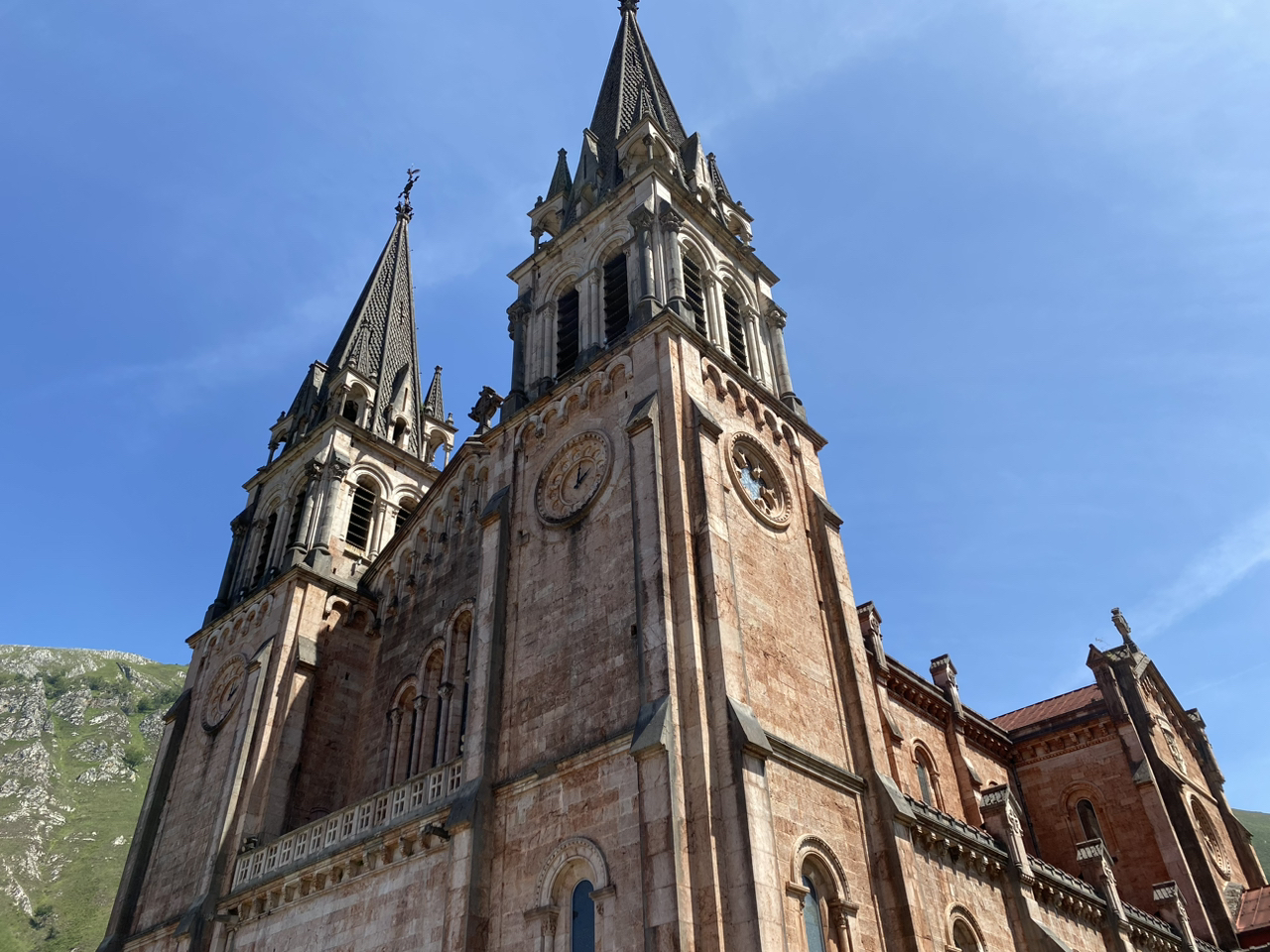 Nhà thờ trong hang động💒