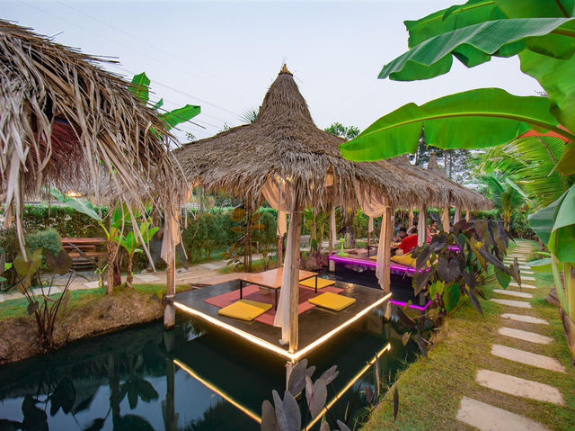 คาเฟ่พัทยา ในร่องสวนริมน้ำ