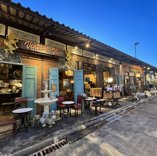Vintage Vibes Night Market 🤩