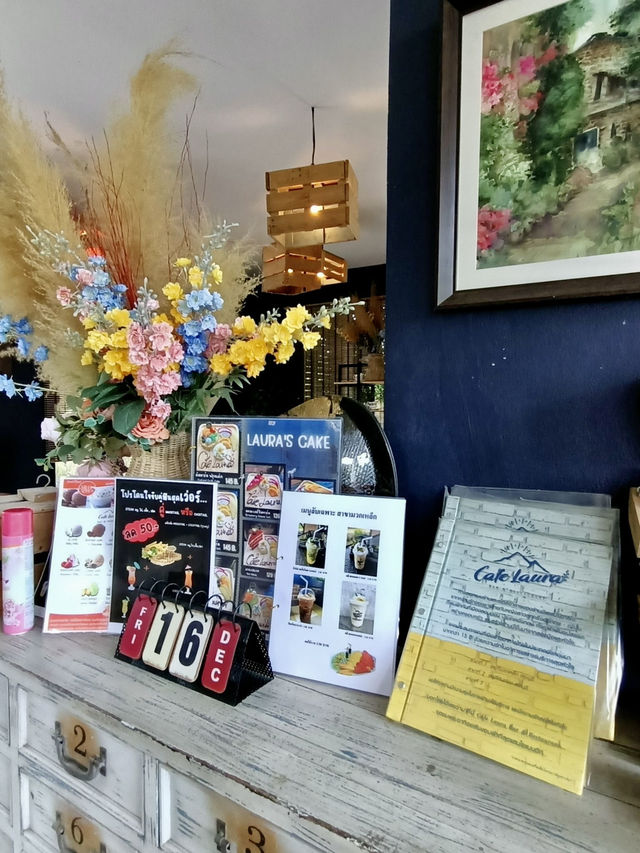  Cafe Laura Bar & Restaurant 🍰
