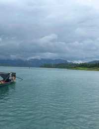 ล่องเรือเที่ยว  ที่อุทยานแห่งชาติเขาสก