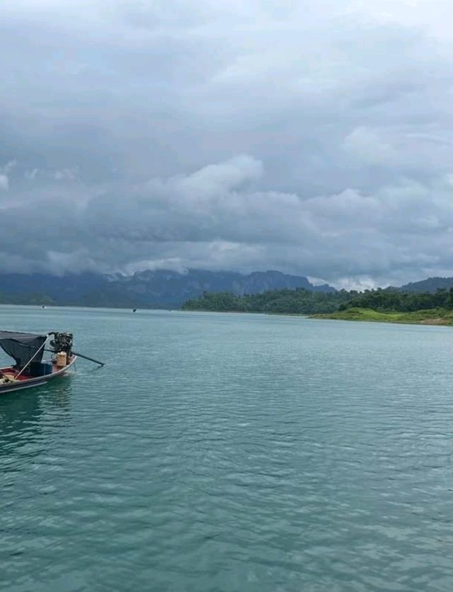 ล่องเรือเที่ยว  ที่อุทยานแห่งชาติเขาสก