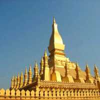 สักการะพระธาตุหลวงแห่งนครเวียงจันทน์