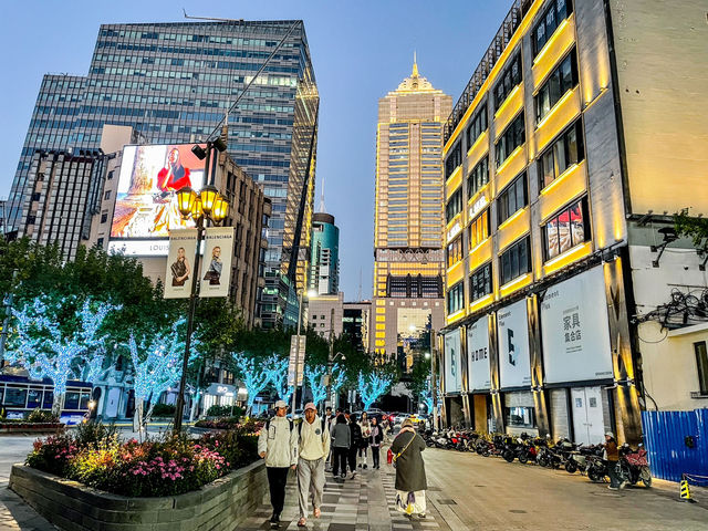 南京西路의 밤거리...상하이 최대 스타벅스 인근..