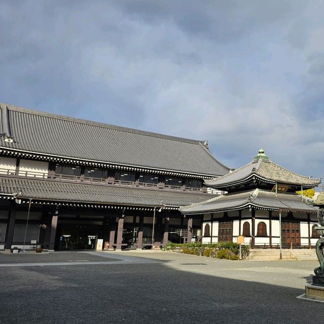 京都旅行，靜謐莊嚴的西本願寺。