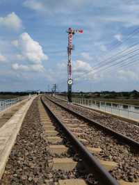 ถ่ายรูปที่แยกไฟแดง รถไฟลอยน้ำ เขื่อนป่าสักชลสิทธิ์