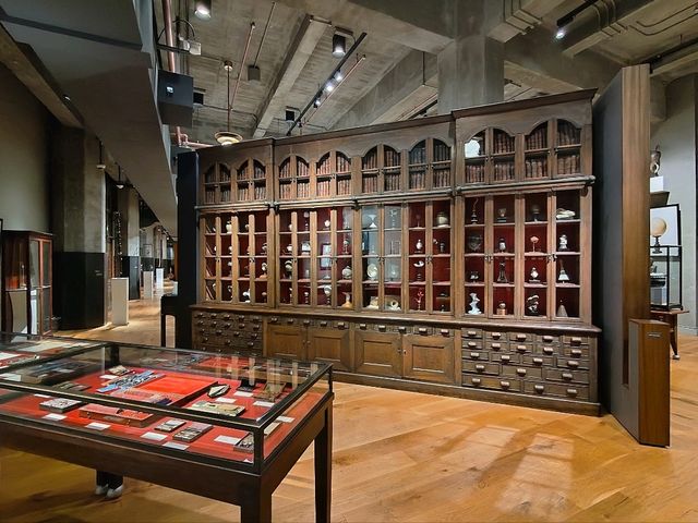 東京景點｜設置在不起眼角落，背對其他展覽品~神秘木乃伊—JP TOWER學術文化綜合博物館「INTERMEDIATHEQUE」