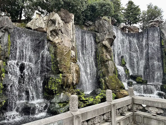 A Spiritual and Cultural Icon: Lungshan Temple 