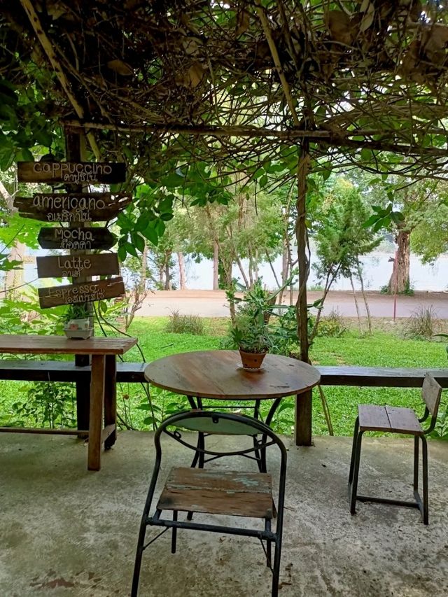 ร้านต้นแจง คาเฟ่ วิวทะเล บรรยากาศดี