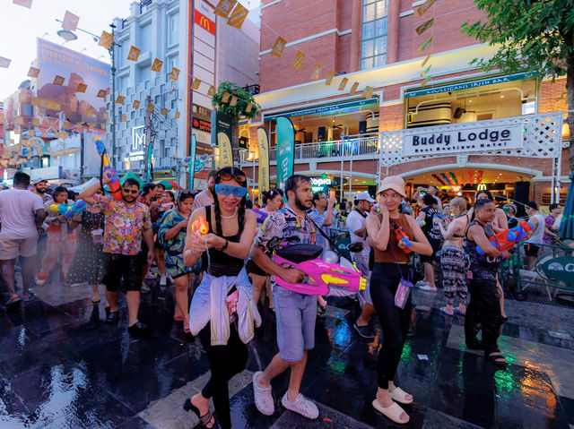 บรรยากาศสงกรานต์ถนนข้าวสาร 2568