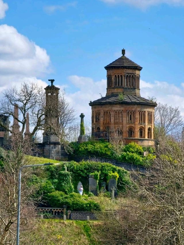 Wandering Through Glasgow Necropolis ⚰️🏰🌿☁️🕊️