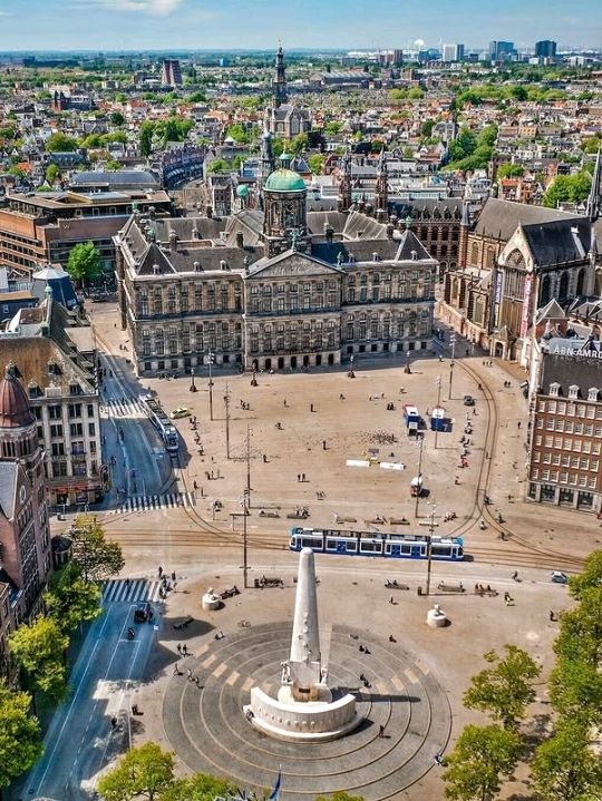 This is one of the iconic tourist spot in Amesterdam, Always busy regardless if it is day or night