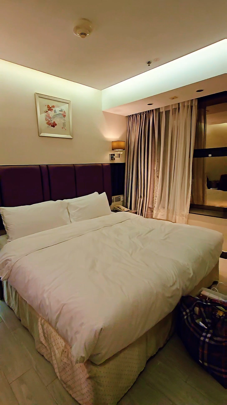 📍Address: Jordan MTR Station, No. 9 Observatory Court, Tsim Sha Tsui, Hong Kong

🏖️Environment: 8 minutes walk from the MTR station, 3 minutes walk from the supermarket, 5 minutes walk from various souvenirs, 10 minutes walk from Lan Fong Yuen Tsim Sha Tsui store, extremely convenient!

🛏️Facilities: The bed is moderately soft and hard, there are many hangers and plugs available, there are also hand soap and hair conditioner, and the mirror is also super large! It can be cleaned every day without tipping, and it is clean and tidy (the smell of detergent was heavy when I first checked in, but it disappeared after half a day). The service staff is also very good, and there is no hotel deposit required. I am very glad to find this hotel in Hong Kong!

💰Price: NT3940/2 people/night, I think it is very cost-effective!
Because there are many expensive and old small rooms in Hong Kong, some of which have cockroaches or are even haunted, everyone really needs to read the comments carefully~

✍️Rating: ⭐️⭐️⭐️⭐️⭐️, I will visit again!

#Hong Kong Accommodation Recommendation #Hong Kong Accommodation #Hong Kong Free Travel 

