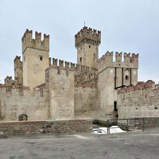 🏰 *"The Scaligero Castle: A Fairytale Fortress on Lake Garda" 🌊⚔️