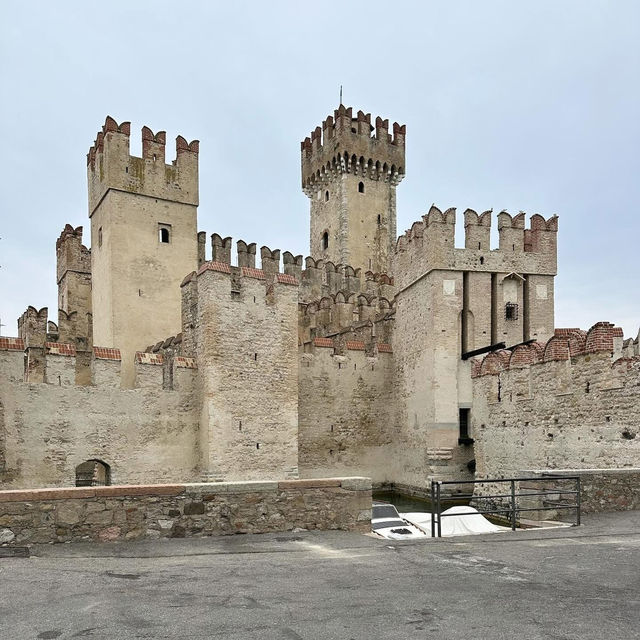 🏰 *"The Scaligero Castle: A Fairytale Fortress on Lake Garda" 🌊⚔️