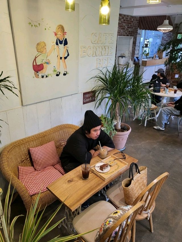 동화감성 가득한 작은정원이 있는 카페