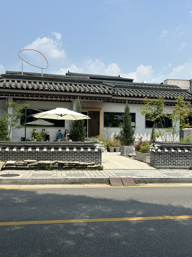 🌿 고즈넉한 한옥길에서의 여유로운 산책, 북촌한옥마을