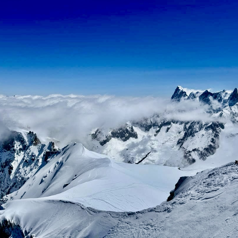 Đi bộ về phía đài quan sát đỉnh Aiguille du Midi với sự lo lắng để nhìn ra Mont Blanc