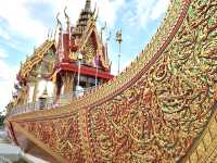 都会の喧騒を離れて、ノンタブリーの静かな寺院「ワット・チャロー」で心を整える時間を。穏やかな空気と美しい建築に癒されます