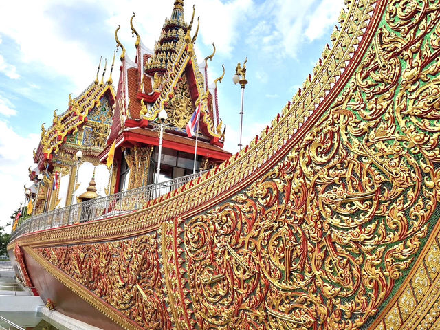 都会の喧騒を離れて、ノンタブリーの静かな寺院「ワット・チャロー」で心を整える時間を。穏やかな空気と美しい建築に癒されます